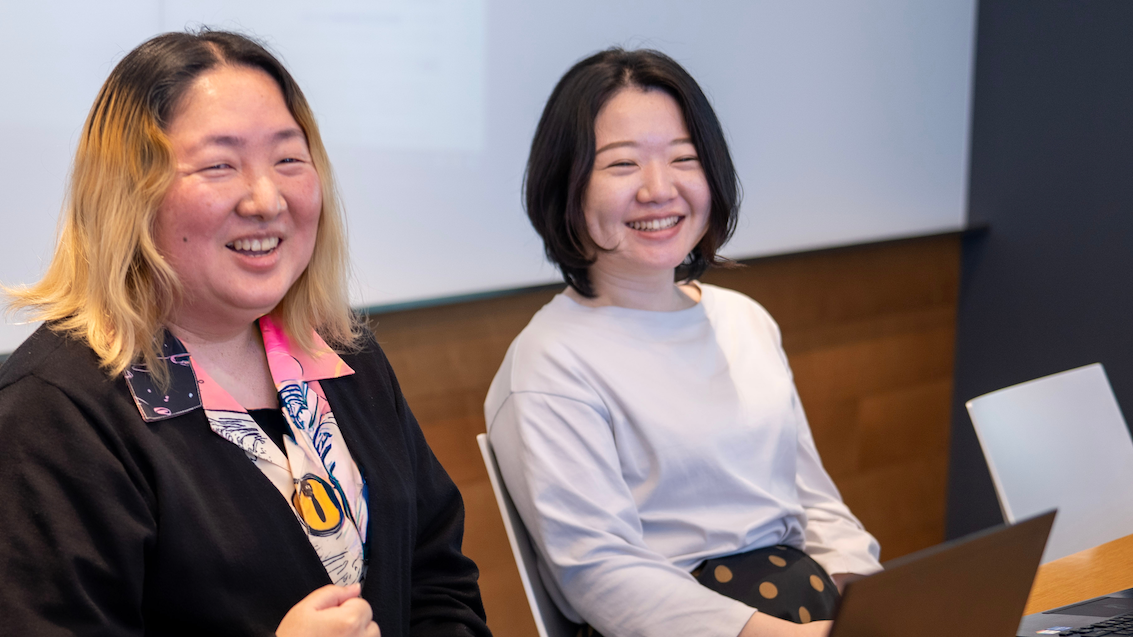 女性 笑顔 会議