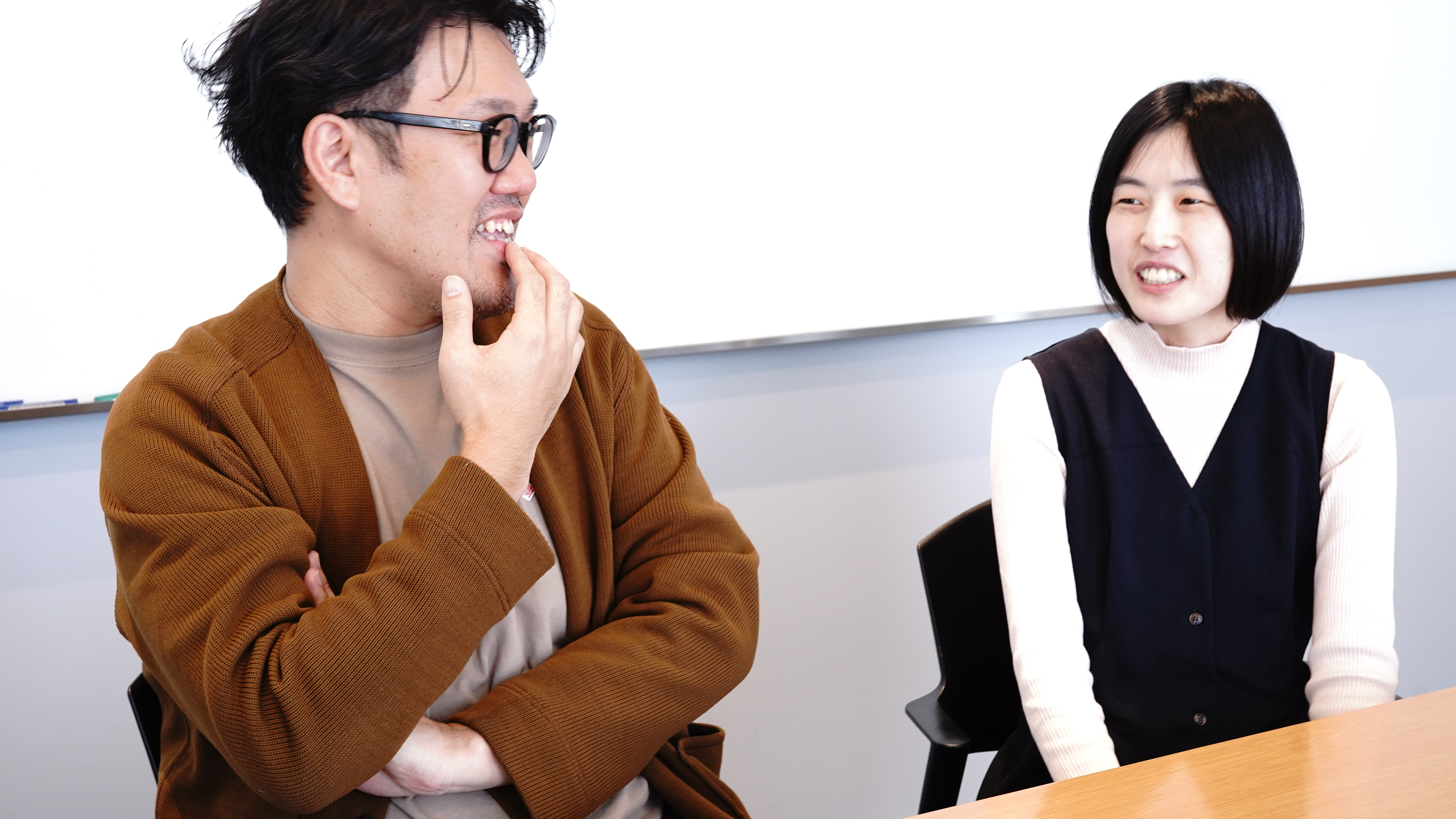 笑いながら話す濱崎さん