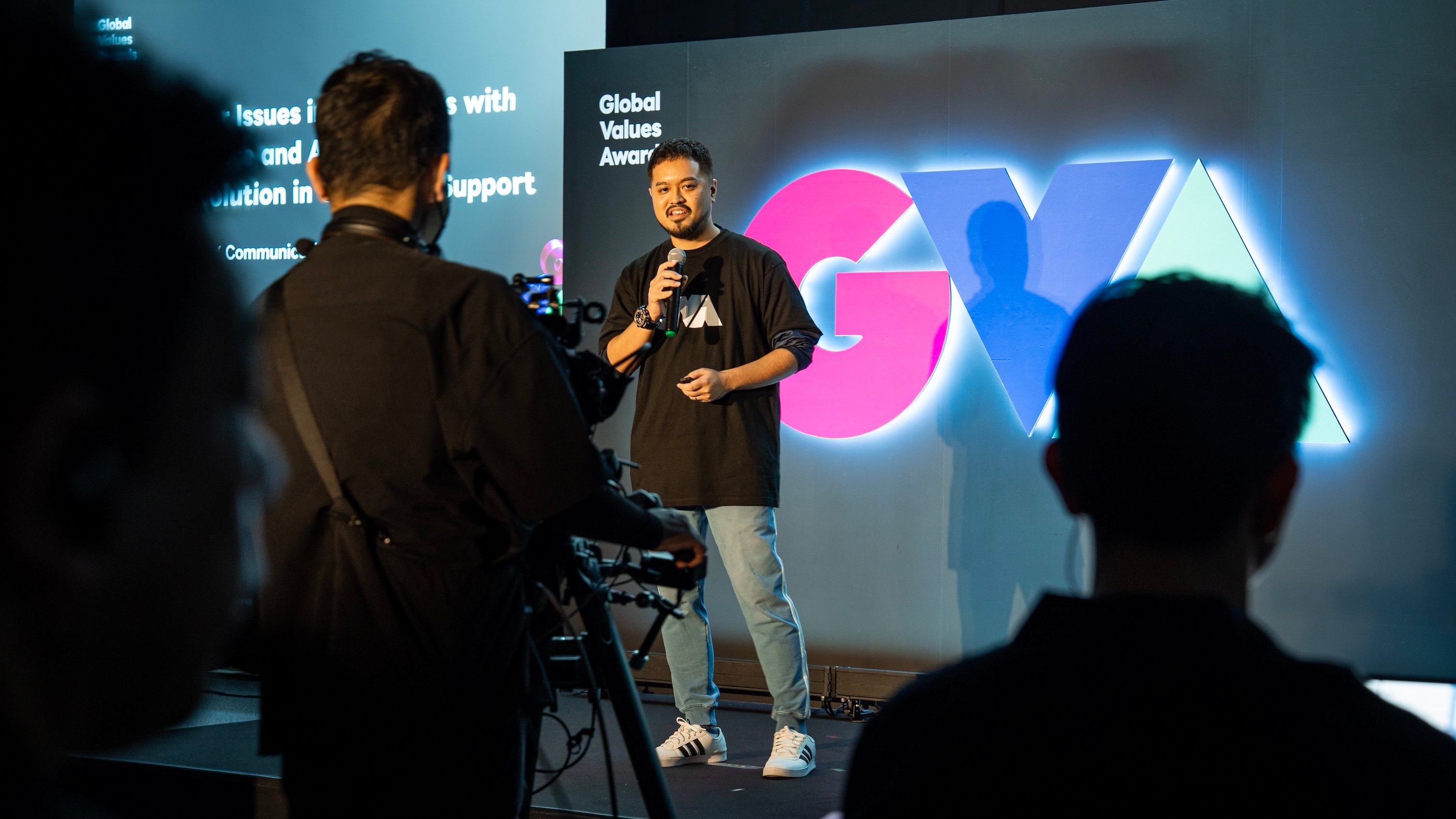 プレゼンテーションをする男性