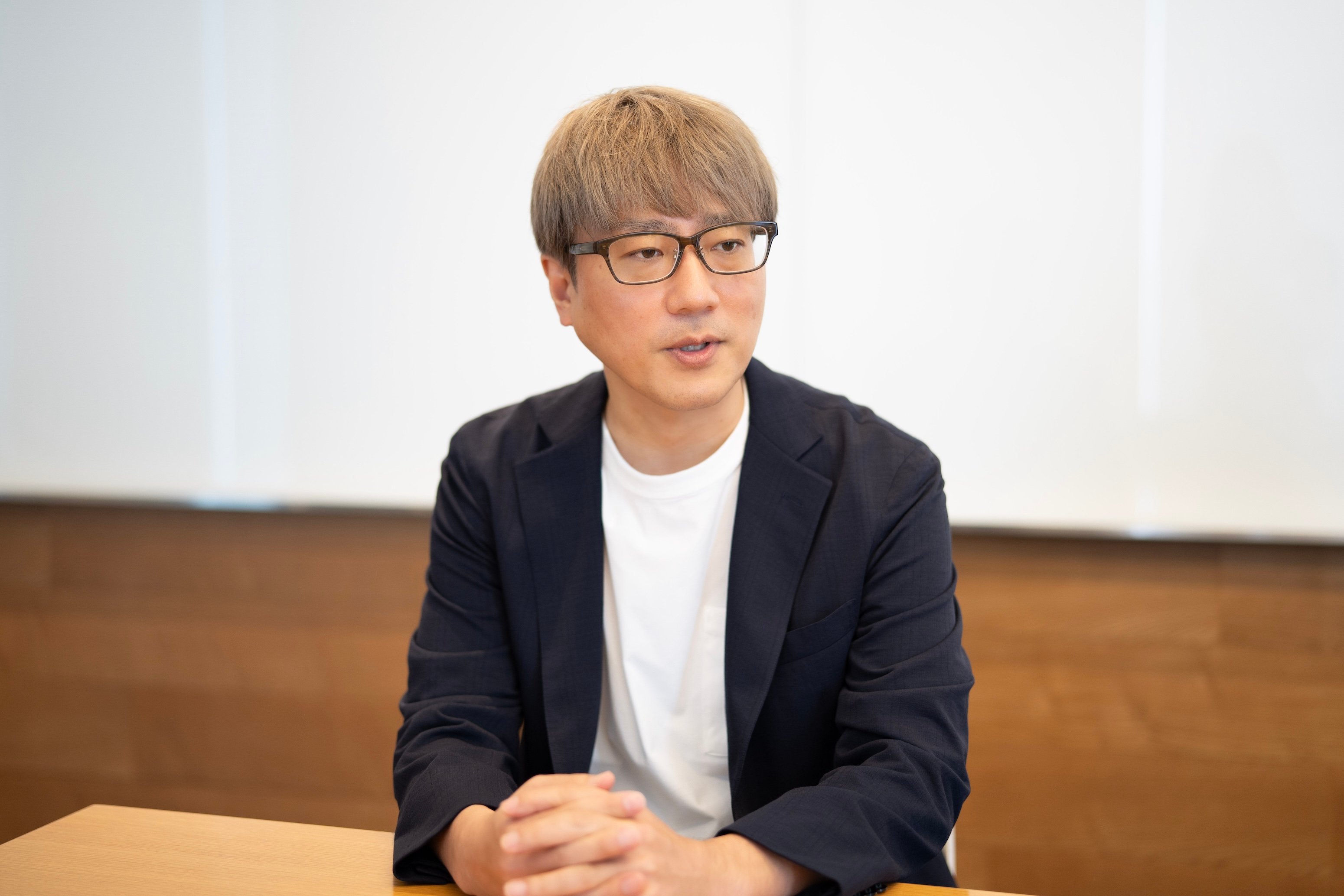 インタビューを受ける男性