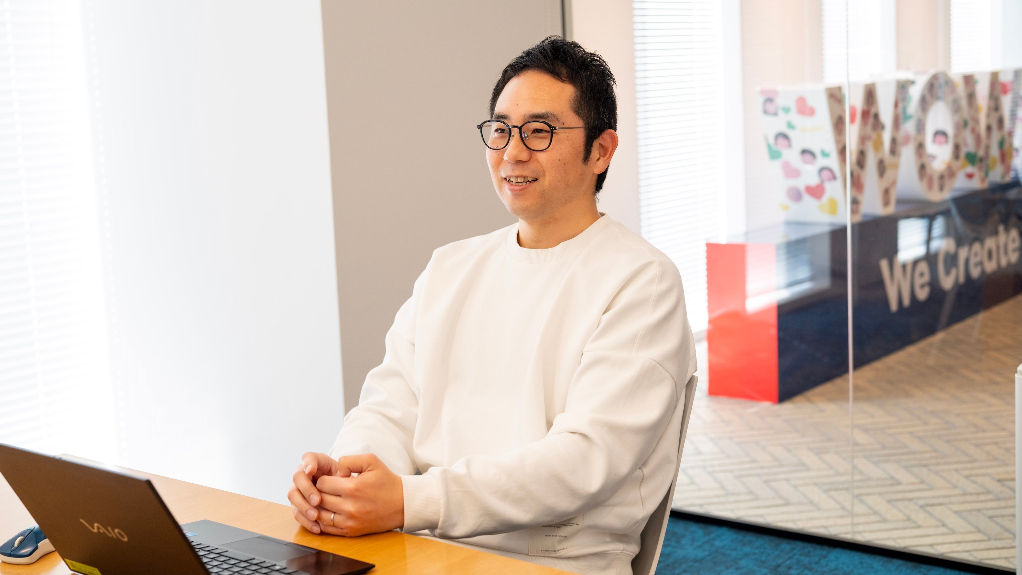 取材を受ける男性