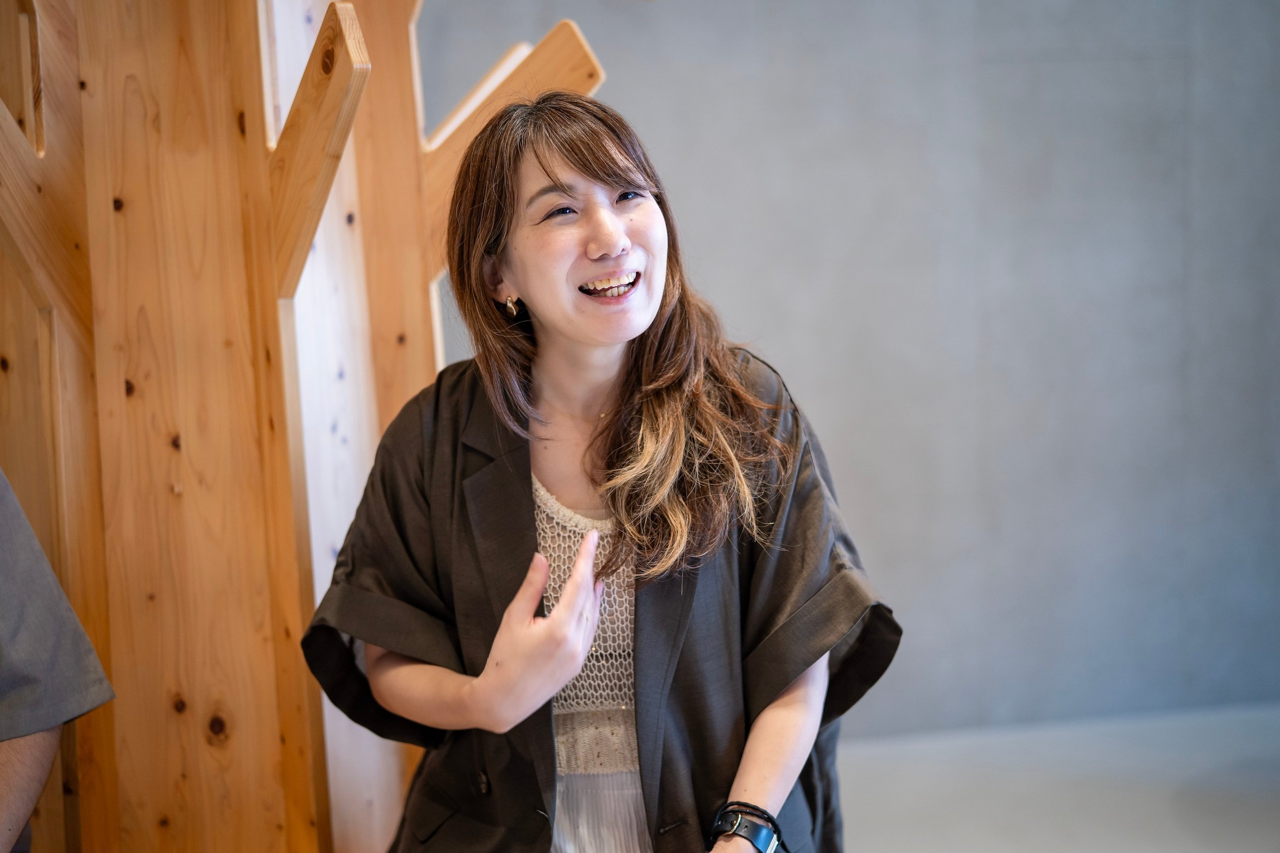 取材を受ける女性