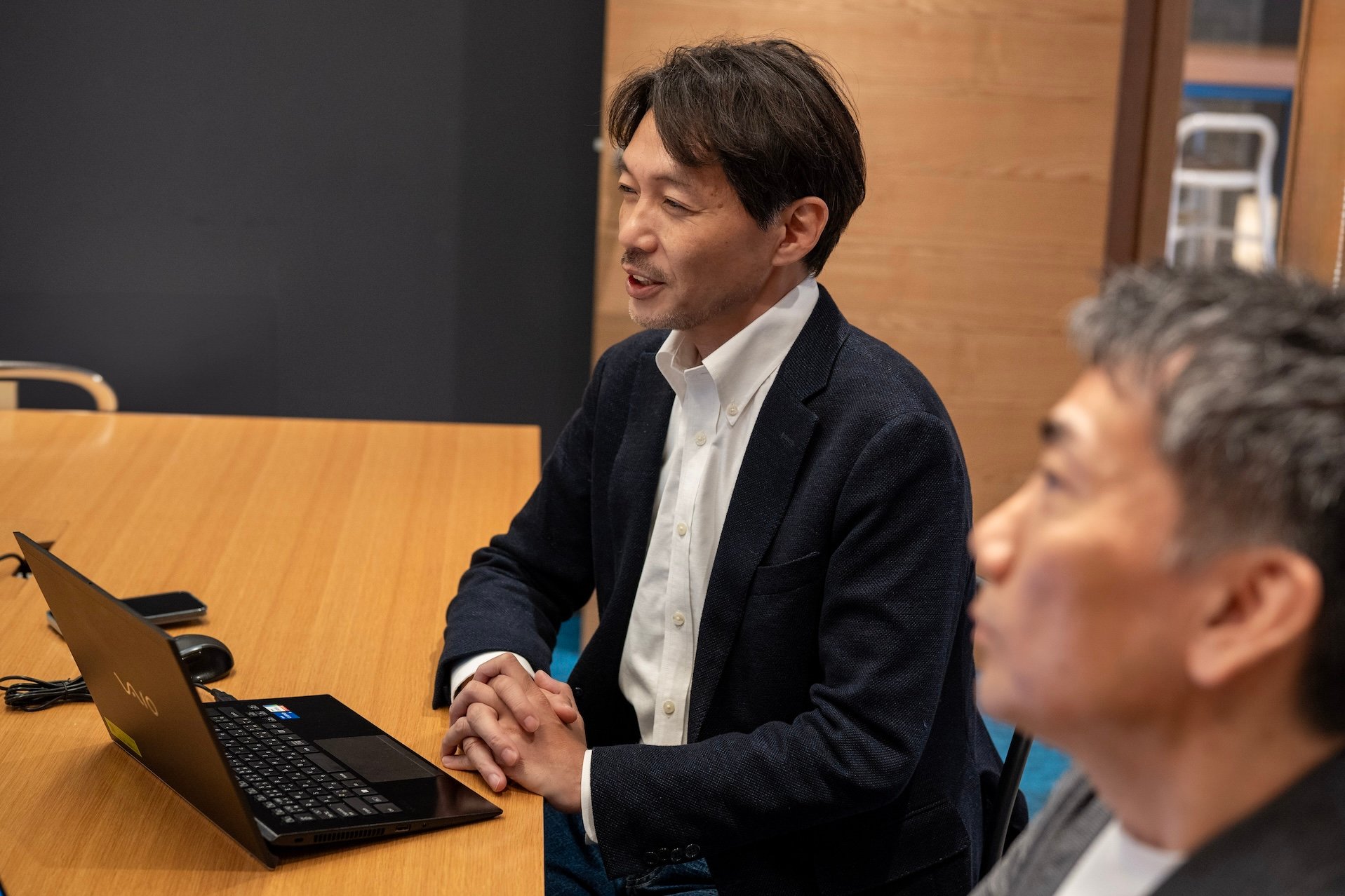 取材を受ける男性